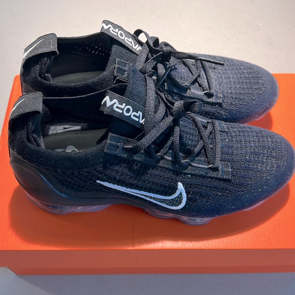 Black Nike VaporMax 2021. Size 7, new in box, never worn.